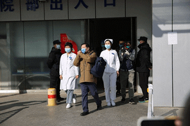 Bác sĩ SARS nổi tiếng của Trung Quốc nhiễm virus corona xuất viện